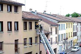 Cade in casa, intervengono i vigili del fuoco 