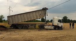Camion tocca i fili dell'alta tensione, autista miracolato