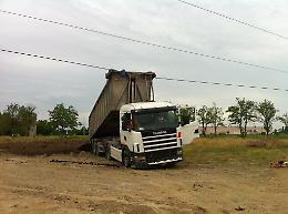 Le immagini del camion folgorato dai cavi dell'alta tensione