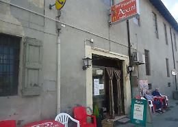 Rapina con la pistola in pugno, il titolare reagisce e viene picchiato