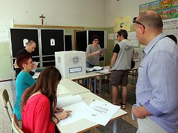 Polemiche sulla spilla di Galimberti e sui santini di Pd ai seggi