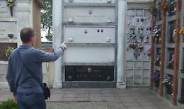 Furto al cimitero, i ladri si portano via i fiori finti