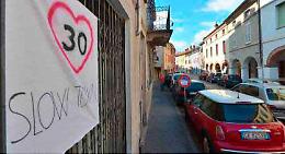 'Zona 30 anche in via Cairoli', raccolta firme