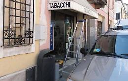 Usano l'auto come ariete, tabaccheria svaligiata