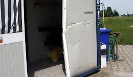 Scende col paracadute, schianto contro un container