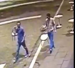 Rubano due sedie al Chocabeck, ripresi dalle telecamere