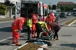 Schianto sulla Castelnovese, moto scivola sotto un furgone