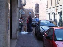 Donna derubata della collana d'oro