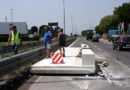 Manufatto giù da un camion, paura e traffico nel caos
