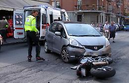 Centauro parte in impennata e frana sul cofano di un'auto