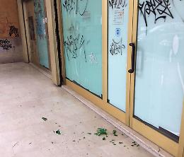 Piazza Roma come il Bronx: cocci, urina e schiamazzi 