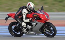 Cade in moto al Nurburgring, vertebre rotte e fratture