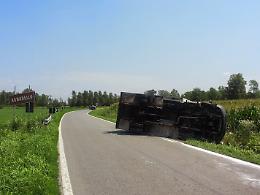 Furgone si ribalta, conducente ferito ad una gamba