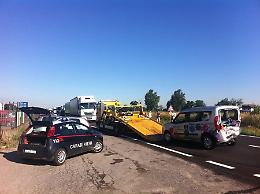 Schianto all'incrocio, tre mezzi coinvolti, due feriti e via Giuseppina in tilt