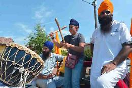 La processione dei sikh 'accende' le vie del paese 