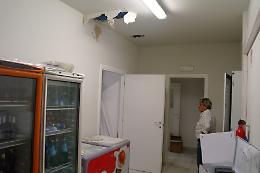 Locale devastato, i ladri scappano con 2.400 euro