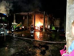 Un fulmine scatena l'incendio, distrutti fieno e mangime