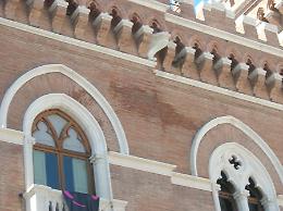 I palazzi comunali fanno acqua