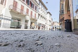 Caduta pericolosa di calcinacci in corso Campi