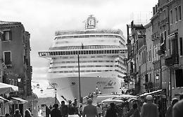 Milano - ''Mostri a Venezia'', le grandi navi fotografate da Gianni Berengo Gardin