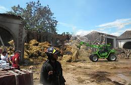 Incendio, a fuoco 160 rotoballe e crolla il tetto del deposito
