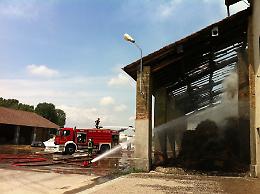 Incendio in cascina, centinaia di rotoballe bruciate