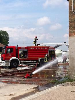 Le immagini dell'incendio in cascina a Stagno Lombardo