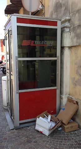 Cabine telefoniche abbandonate tra rifiuti e degrado
