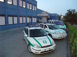 Si scaglia in bici contro l'auto dei vigili