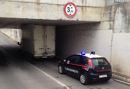 Camion incastrato nel sottopasso ferroviario