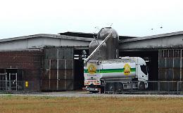 Cade da un silos alto quattro metri, è grave