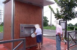Tutti in fila alla 'Casa dell'acqua'