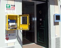 Filmato mentre distrugge un defibrillatore