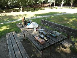 Festini al parco, restano i rifiuti