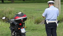 Moto fuori controllo, schianto: grosso rischio per un 45enne