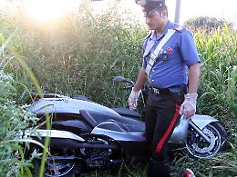 Si schianta con lo scooter, 42enne muore in via Milano