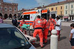 Cade dalla bici in piazza, soccorsa da monsignor Franzini
