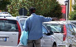 Ambulanti abusivi, 'sì a vietare la vendita nei parcheggi'