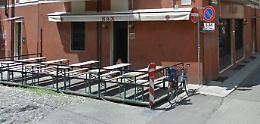 Si scatena in birreria e aggredisce i carabinieri
