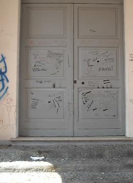 Disegni osceni sulla porta e sui muri della biblioteca