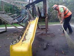 Parco nel mirino dei vandali: scivolo dato alle fiamme