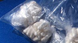 Teneva droga in azienda, il titolare la trova: operaio denunciato