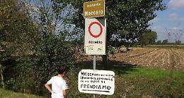 Rifiuti nel fontanile, cartello: 'Prima o poi ti prendiamo'
