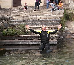 Per la pace il caimano del Po nuota nel lago d'Orta