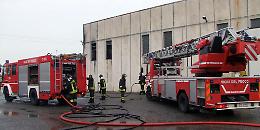 Incendio, capannone devastato e un operaio intossicato