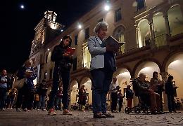 In piedi e in silenzio: la protesta di 60 'sentinelle'