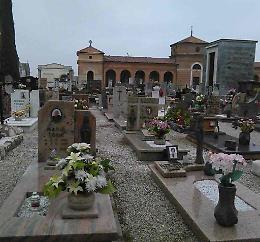 Furto sulla tomba dei genitori