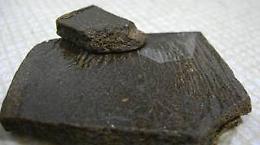 Hashish nascosto in macchina, due giovani nei guai