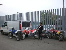 Inseguiti, fuori strada col furgone: a bordo quattro moto rubate