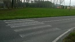 Le strisce pedonali finiscono nel campo